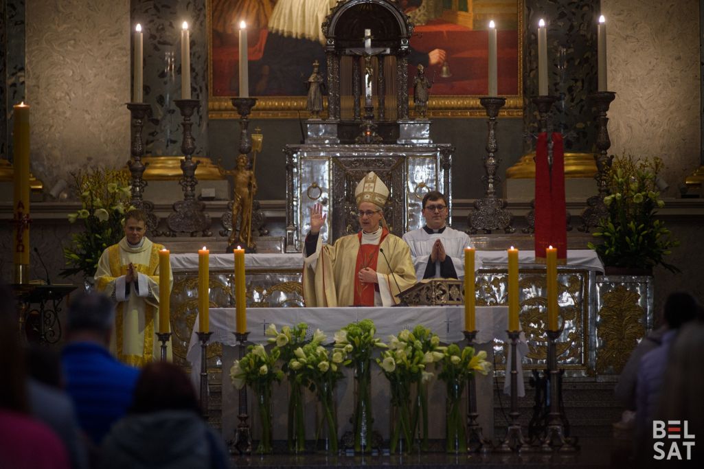 Пасха, Вялікдзень, касцёл, костёл, вернікі, верующие, Вильнюс, Литва, Вільня, Літва (Фота: Белсат)