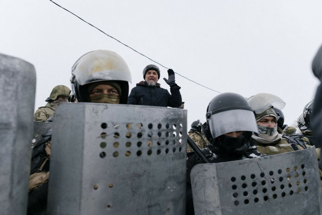 Паліцыя трымае шчыны на пратэстах, якія ўспыхнулі ў цэнтральнай вобласці Башкартастану пасля таго, як суд прысудзіў мясцовага актывіста Фаіля Алсынава да чатырох гадоў пазбаўлення волі. 17 студзеня 2024 года. (Фота: Anya Marchenkova / AFP / East News)