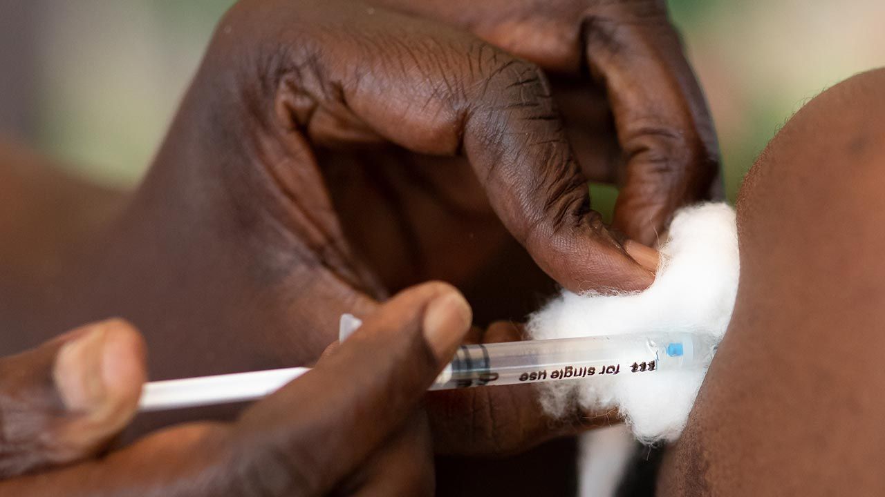 Co najmniej jedną dawkę szczepionki przyjęło zaledwie 2,4 proc. mieszkańców Afryki (fot. Luke Dray/Getty Images)