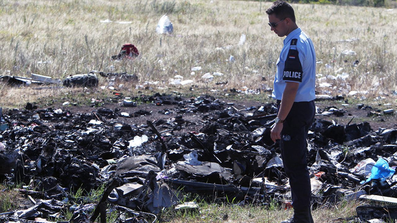 W katastrofie malezyjskiego samolotu, lecącego z Amsterdamu do Kuala Lumpur, zginęło prawie 300 osób, głównie Holendrów (fot. arch. PAP/EPA/Igor Kovalenko)