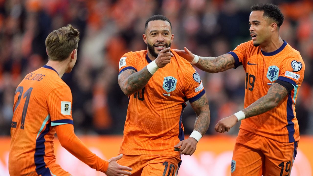 Memphis Depay dogonił Robina van Persiego (fot. Getty)
