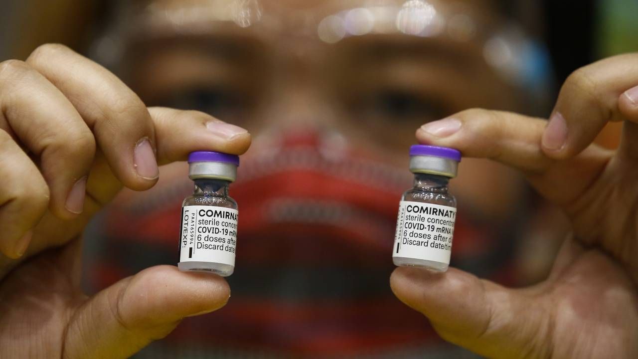 Szczepionka firmy Pfizer może zapewnić odporność na całe życie (fot. PAP/EPA/ROLEX DELA PENA)