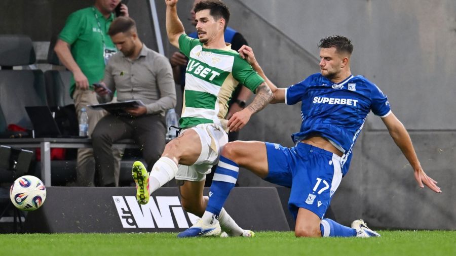 Filip Szymczak podczas meczu Lech Poznań – Lechia Gdańsk (fot. Marcin Gadomski PAP)