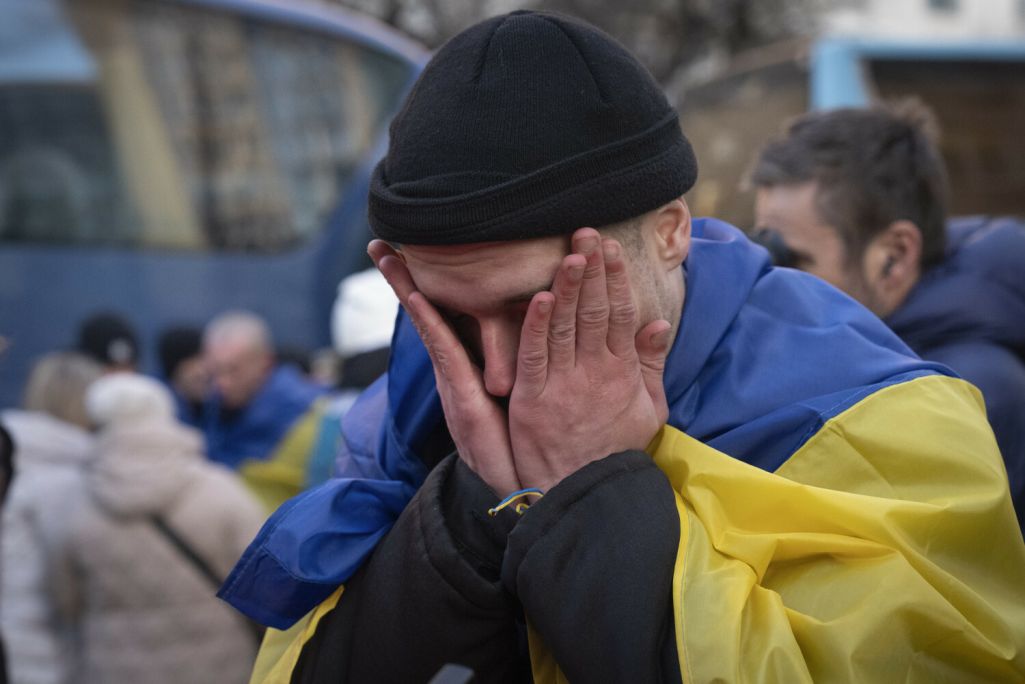 Украінскі вайсковец плача, вярнуўшыся з расейскага палону ва Украіну. У межах 58-га абмену ваеннапалоннымі паміж Расеяй і Украінай апошняя вярнула 95 вайскоўцаў. Агулам з расейскага палону былі вызваленыя 3767 украінцаў. 19 сакавіка 2025 года. Фота: Efrem Lukatsky / AP Photo / East News
