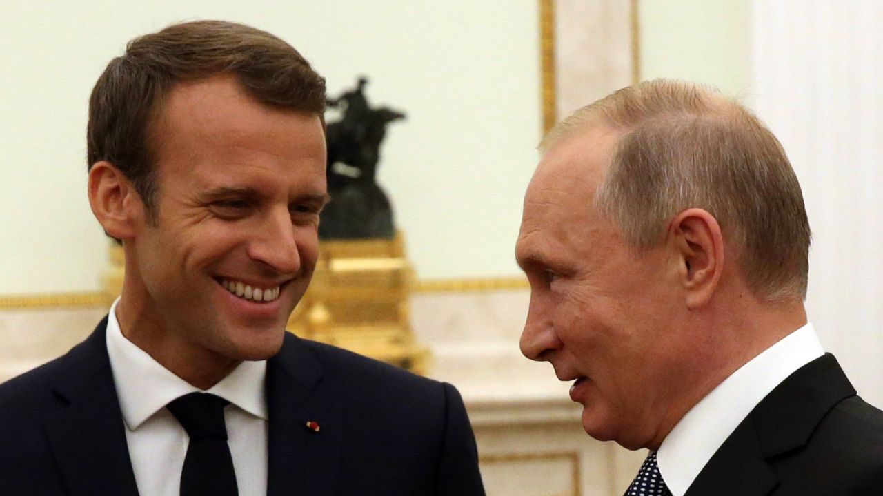 Emmanuel Macron i Władimir Putin (fot. Mikhail Svetlov/Getty Images)