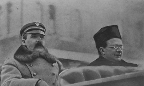 Архієпископ Акіле Ратті (праворуч) у супроводі маршала Юзефа Пілсудського. 1918 – 1922 роки. Фото NAC/IKC, sygnatura: 1-D-1701a