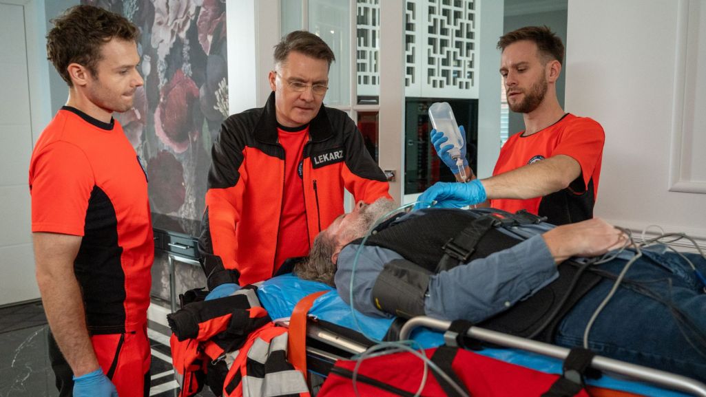 W 568. odcinku „Na sygnale” doktor Góra uratuje życie mężczyźnie, który zrewanżuje się lekarzowi nietypowym prezentem. Fot. Sławomir Mrozek/ Artrama