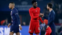 Lionel Messi i Alphonso Davies wymieniają się koszulkami (fot. Getty).