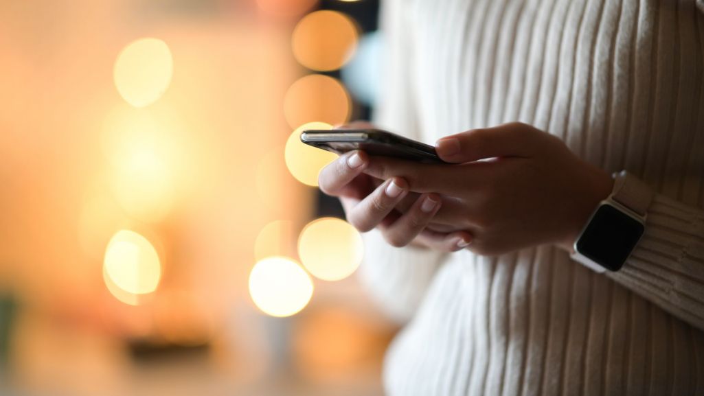 Smartfon to narzędzie, które zazwyczaj trzymamy przy sobie, by być na bieżąco z najnowszymi informacjami ze świata. Fot. BongkarnGraphic/Shutterstock