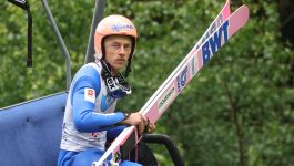 Dawid Kubacki (fot. PAP) Dawid Kubacki zajął w Letnim Grand Prix 2025 ósme miejsce w klasyfikacji generalnej. Cykl jest dla niego formą treningu przed Pucharem Świata, gdzie po poprzedniej zimie z Thomasem Thurnbichlerem na pewno ma apetyty na zdecydowanie lepsze próby. Skoczek jest ostatnim Polakiem, który wygrał konkurs PŚ - było to w Lillehammer w 2023 roku. To dawno (fot. PAP)