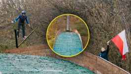 Skocznia "Strachoczanka" w Strachocinie (fot. Strachoczanka) Na zdjęciu widzimy dynamiczną scenę ze skoczni narciarskiej, która doskonale oddaje atmosferę sportów zimowych i pasję lokalnych entuzjastów. W centrum kadru znajduje się skoczek w locie — ubrany w profesjonalny kombinezon i kask, unosi się nad zeskokiem, prezentując technikę charakterystyczną dla skoków narciarskich. Zdjęcie idealnie wpisuje się w kontekst artykułu o planowanej skoczni K 60 w Strachocinie (fot. Strachoczanka)