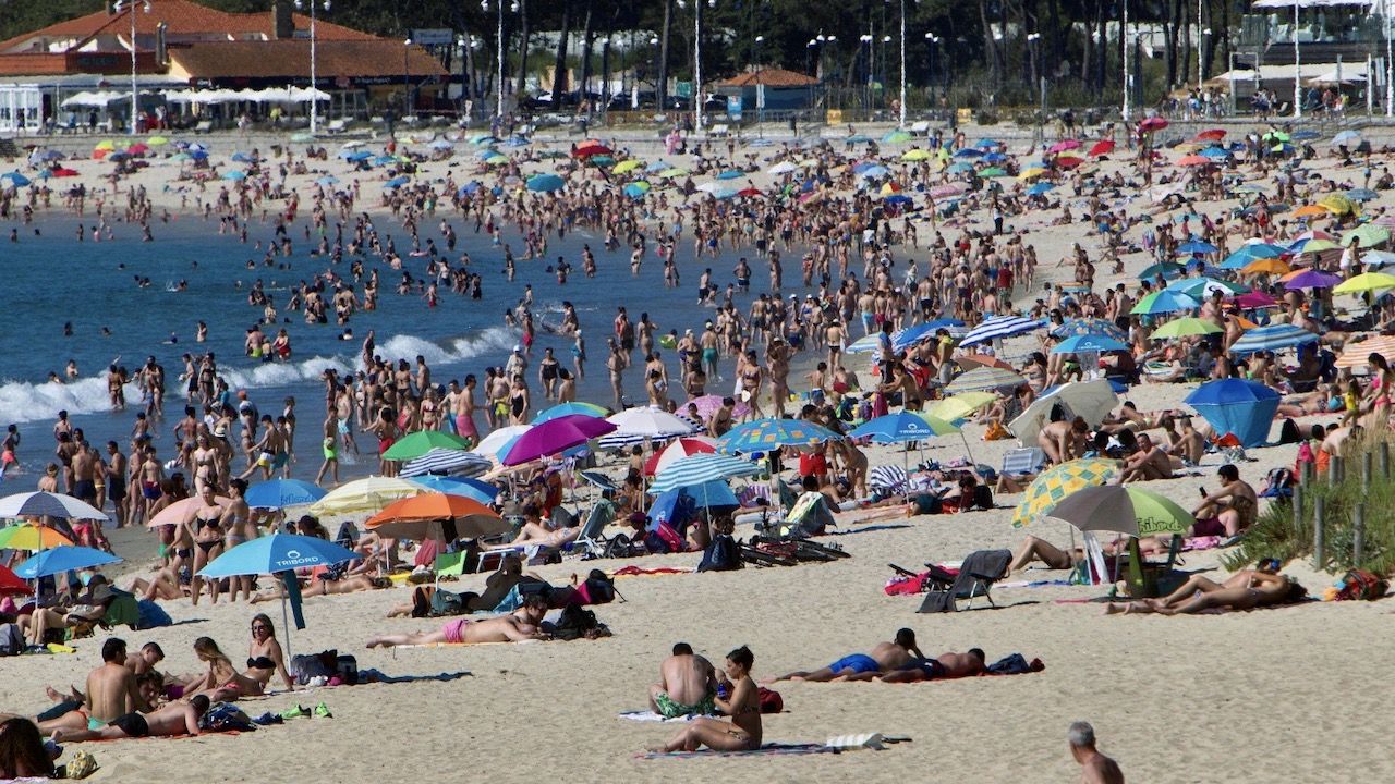 Pomimo pandemii plaże szybko zapełniają się ludźmi (PAP/EPA/SALVADOR SAS) Pomimo pandemii plaże szybko zapełniają się ludźmi (PAP/EPA/SALVADOR SAS)