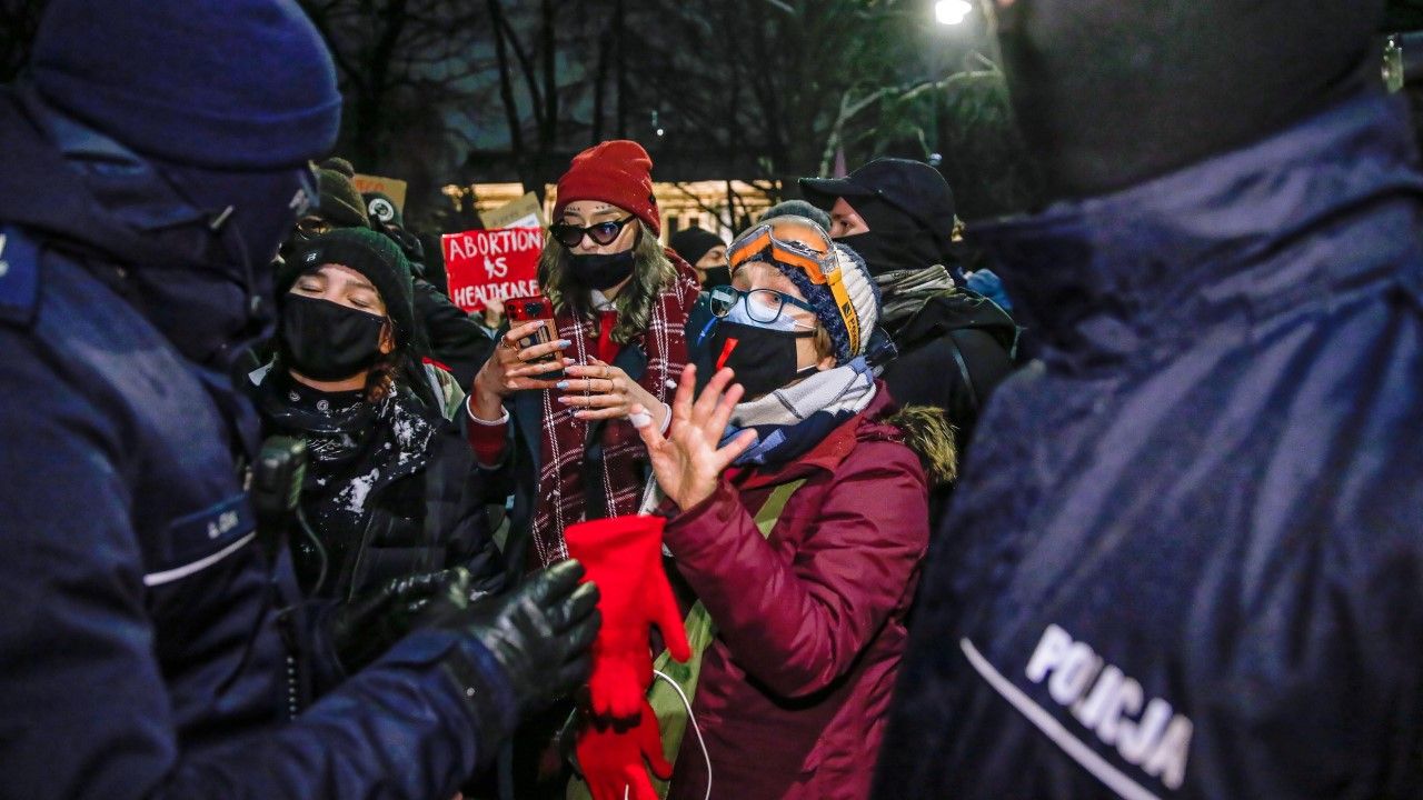 Od godz. 20 trwa proaborcyjny protest przed budynkiem Trybunału Konstytucyjnego (fot. PAP/Rafał Guz) Od godz. 20 trwa proaborcyjny protest przed budynkiem Trybunału Konstytucyjnego (fot. PAP/Rafał Guz)